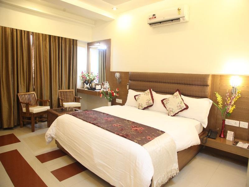 Hotel Poonam Plaza Agra  Bagian luar foto