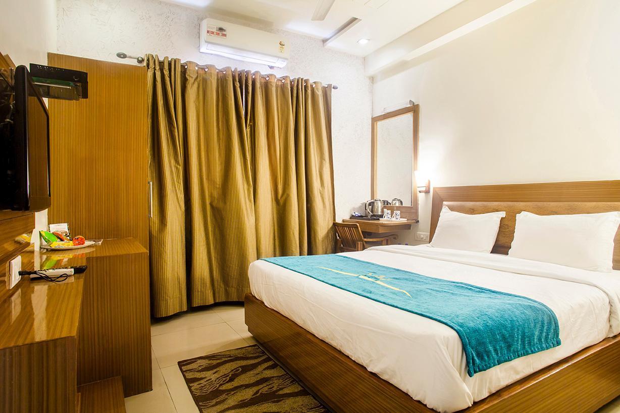 Hotel Poonam Plaza Agra  Bagian luar foto