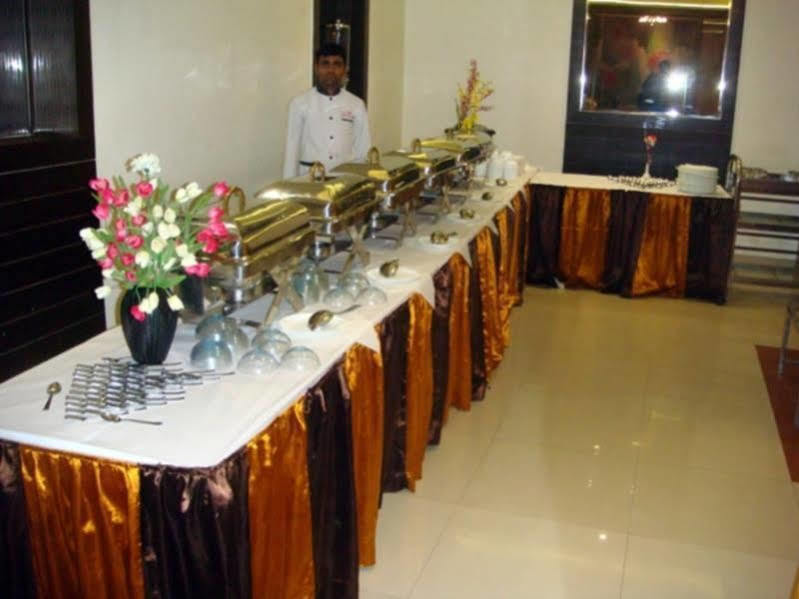 Hotel Poonam Plaza Agra  Bagian luar foto